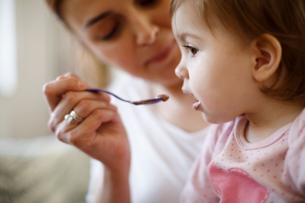 Quand est-ce que la mère doit-elle introduire les repas à l’enfant?